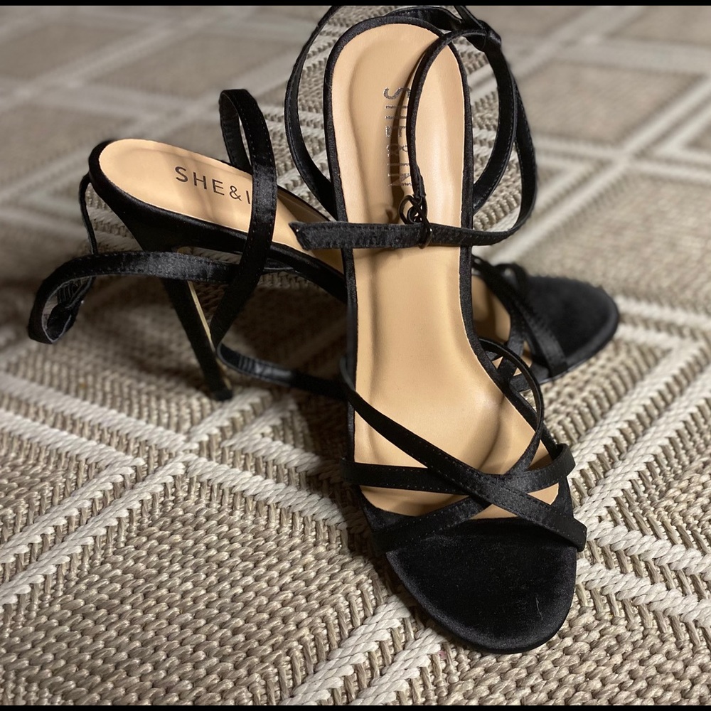 Sweet strappy black heels!
